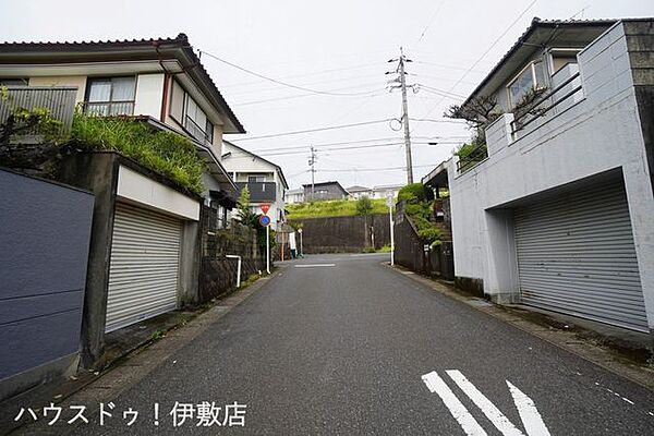 【前面道路】敷地西側の前面道路です。幅員約6.0mの公道で、お車のすれ違いもスムーズに行えます。