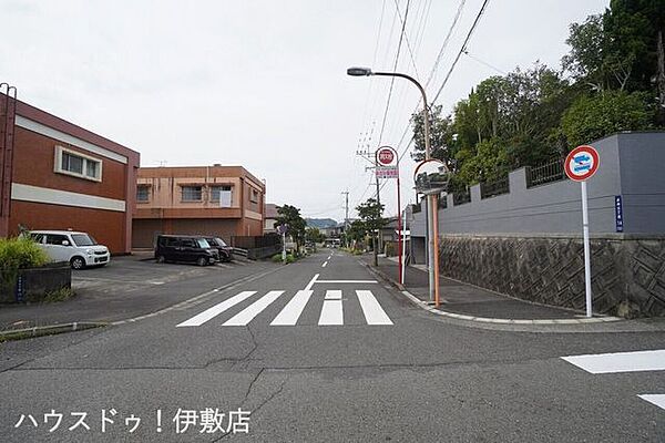【前面道路】敷地南側の前面道路です。幅員約7.0mの公道で、ゆとりのある道幅となっています。