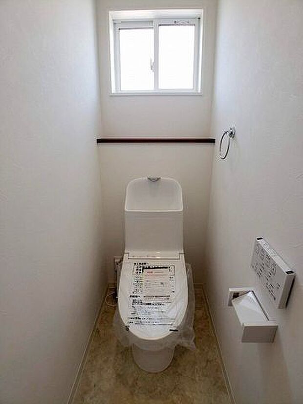 2階トイレ。ニッチ収納にはサニタリー用品やちょっとした掃除用具も目につかないようにしまっておけます。棚の高さは調節可能です！（2023.7.4撮影）