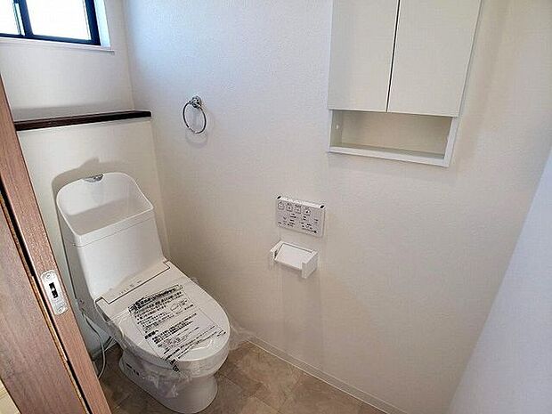 2階トイレ。洗浄機能付き。節水タイプで経済的。ノズルも便器も汚れが付きにくくおそうじしやすい素材でできているため、きれいが長続き！（2023.10.23撮影）