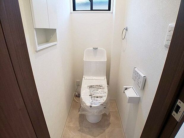 1階トイレ。ニッチ収納にはサニタリー用品やちょっとした掃除用具も目につかないようにしまっておけます。棚の高さは調節可能です！（2023.10.23撮影）
