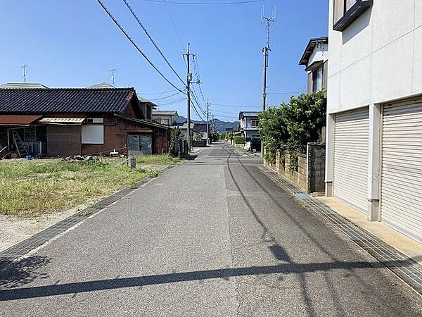 前面道路幅約6ｍでお車の運転も安心♪