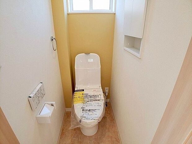 アクセントクロスで明るい印象のトイレ。ニッチ収納にはサニタリー用品やちょっとした掃除用具も目につかないようにしまっておけます。棚の高さは調節可能です！（2024.5.3撮影）