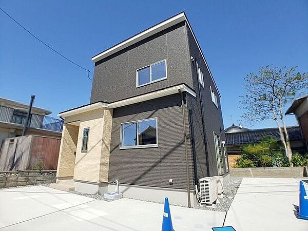 2024年3月完成の建売分譲住宅（築後未入居）玄関周りのアクセント色の外壁がワンポイントです♪