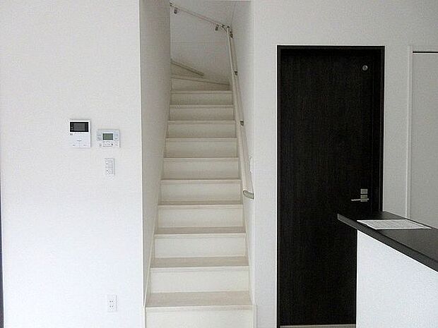 階段。LDKを経由して2階フロアに上がるので家族とのコミュニケーションの取りやすい間取り。手すりが付いており、年齢を重ねても安心です♪（2024.4.21撮影）