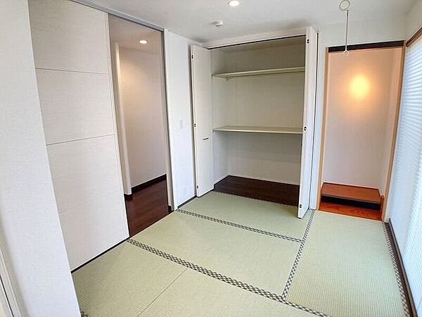 大容量の収納付き！扉を開け広げてリビングの一画としてもお使いいただけます。