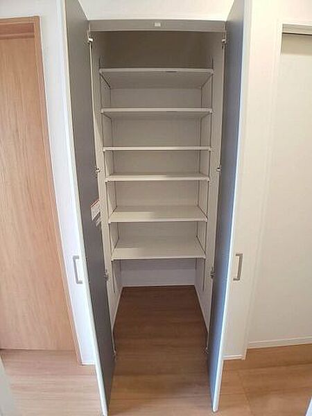廊下にある収納。ストック用品や掃除道具などが仕舞えて便利！可動棚付きで使い勝手のいいようにお好きにカスタマイズできます。