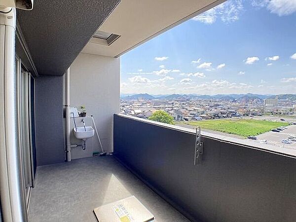 幅広で水栓のあるバルコニー。