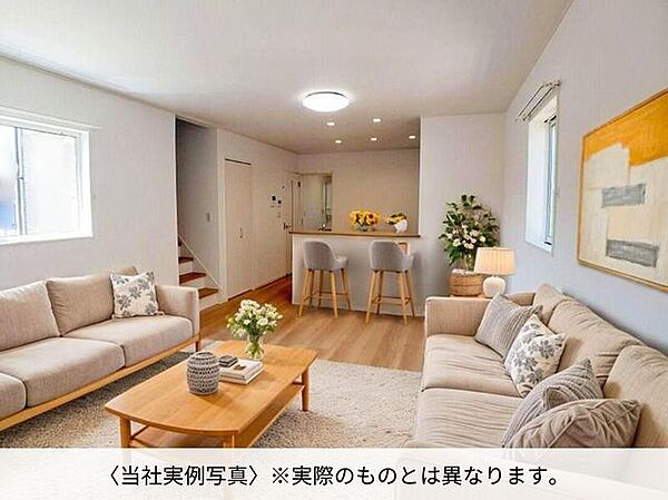 【同型写真】16帖のLDK。対面式キッチンで家族の様子をうかがいながらお料理できます。※実際には階段はありません。※家具・小物はAI生成によるもので付属品ではありません。