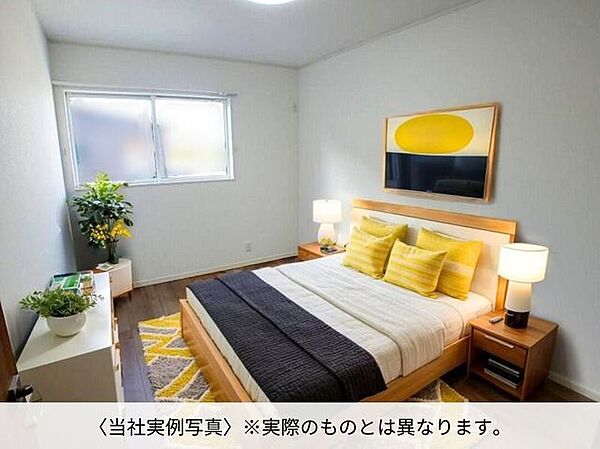 【同型写真】6帖洋室。※家具・小物はAI生成によるもので付属品ではありません。