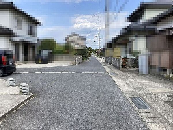 南側接面道路（別角度より）
