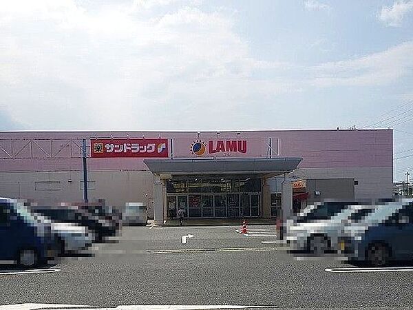 ラ・ムー米子北店スーパーは24時間営業サンドラッグとサーティワンアイスも建物内にあります。 260m