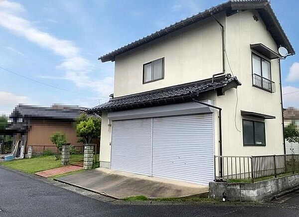 敷地内にある木造2階建ての車庫物置※門柱、樹木は撤去します。