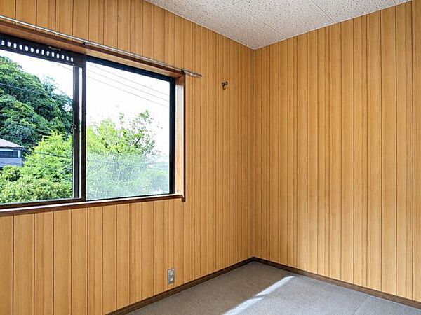 穏やかな色合いの内装が心地よい居室。限られたスペースを有効に使い、作業や趣味に集中できる環境が整っています。使い勝手の良い空間です。