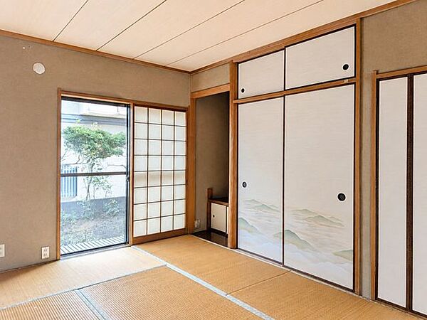 障子や木目の建具が落ち着いた雰囲気を演出する居室。和の趣を感じながら、客間や寝室としてゆったり使える空間です。