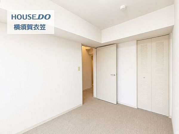 収納付きで使い勝手の良い洋室。扉まわりもすっきりとしており、プライベートルームとして快適に使えます。※本画像はAI加工にて家具を消しています。