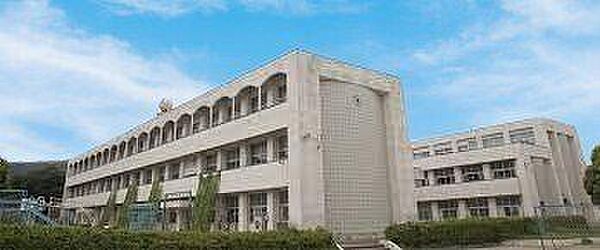 衣笠小学校 690m