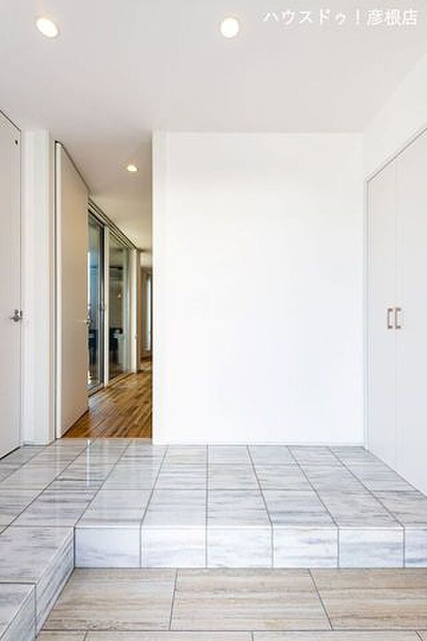 ■玄関清潔感と重厚感のある白を基調とした玄関です♪収納スペースとSICも完備！！散らかりがちな玄関ですが、大容量の収納スペースと生活しやすい動線で、玄関周りもスッキリ空間を保てます◎