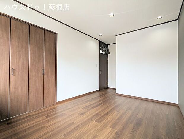 ■2階洋室（6.2帖）階段を上がって左側の洋室です！全居室収納付きで生活スペースを広く使えますね！！お子様部屋に◎