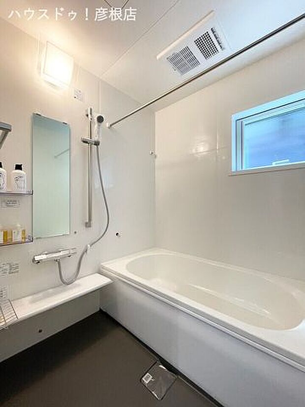 ■浴室白を基調とした清潔感のあるバスルーム！浴室暖房乾燥機付きでヒートショック予防にも◎ベンチタイプの浴槽で半身浴も楽しんでいただけます♪