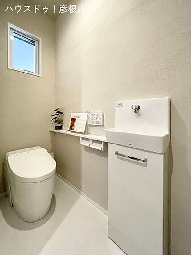 ■1階トイレタンクレスでスッキリとした清潔感のあるトイレです！消臭効果のある漆喰壁を使用しています！！