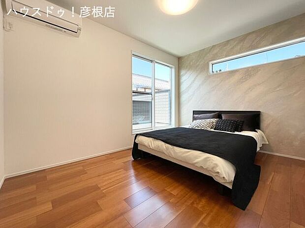 ■洋室（6帖）エアコン付きの主寝室です！バルコニーに面した明るく風通しの良いお部屋です！