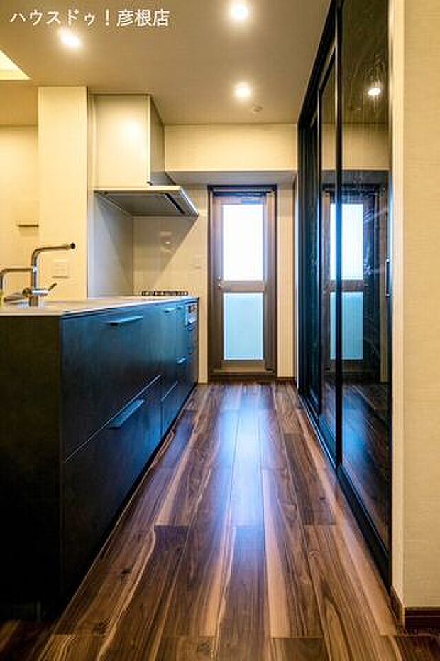 ■キッチン収納スペースが多く、使い勝手の良いキッチンです！デザイン性も◎バルコニーへ繋がるドアがあり、換気もバッチリです！！