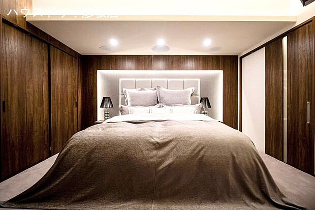 ■主寝室スタイリッシュだけど親近感のあるホテルライクなベッドルーム！壁一面が収納スペースとなっています！！