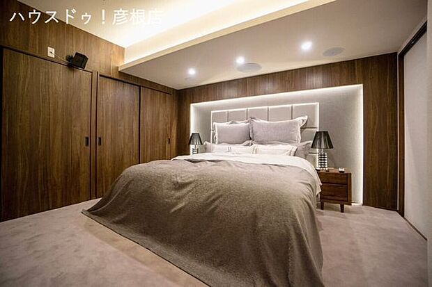 ■主寝室スタイリッシュだけど親近感のあるホテルライクなベッドルーム！壁一面が収納スペースとなっています！！