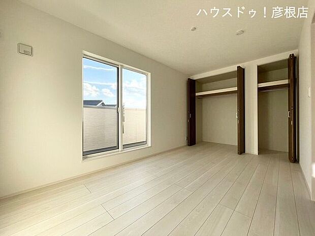 ■2階洋室（7.5帖）バルコニーに面した明るく風通しの良いお部屋です！壁一面が収納スペースになっているので、生活スペースをスッキリ広くお使いいただけます！！主寝室に◎