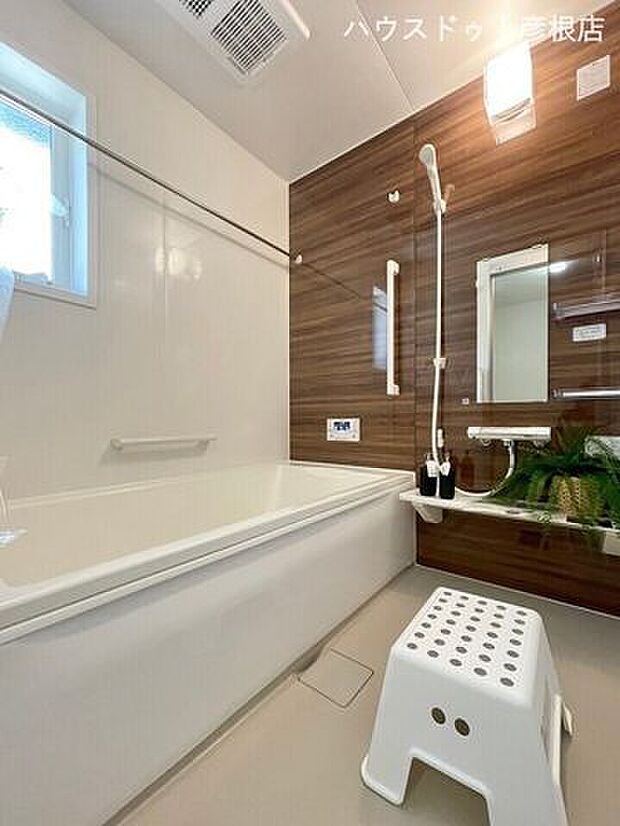 ■浴室スイッチ付きのシャワーヘッドで手元で簡単操作できるため節水効果も期待できます。高断熱浴槽で冷めにくく、お掃除らくらく排水口を使用しているため掃除も楽々です♪