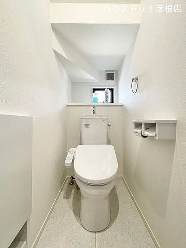 ■トイレトイレ収納も完備のトイレです。トイレットペーパーのストック収納に便利です♪小窓もあり換気も充分にできて清潔感があります。