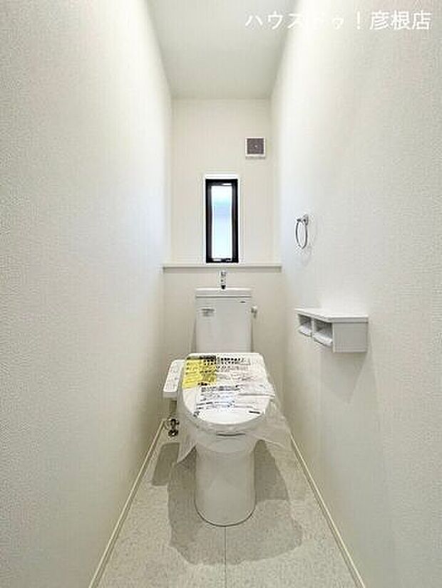■トイレ小窓もあり換気も充分にできて清潔感があります。タオル掛けもついており後からつける必要がなく便利です！ウォシュレット機能付きで安心です！
