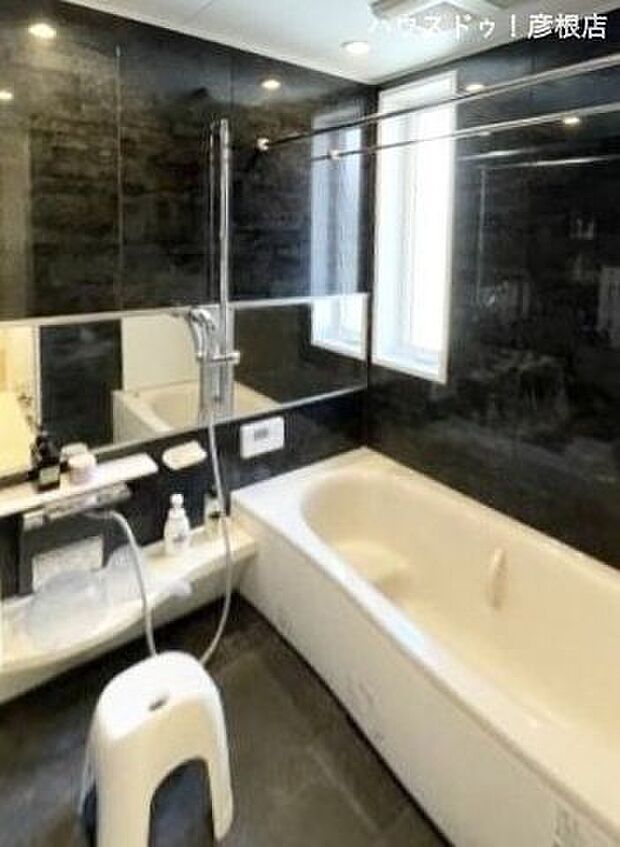 ■浴室ホテルライクなバスルームです！ベンチタイプの浴槽で、半身浴も楽しんでいただけます♪節水にもなり、一石二鳥ですね！！