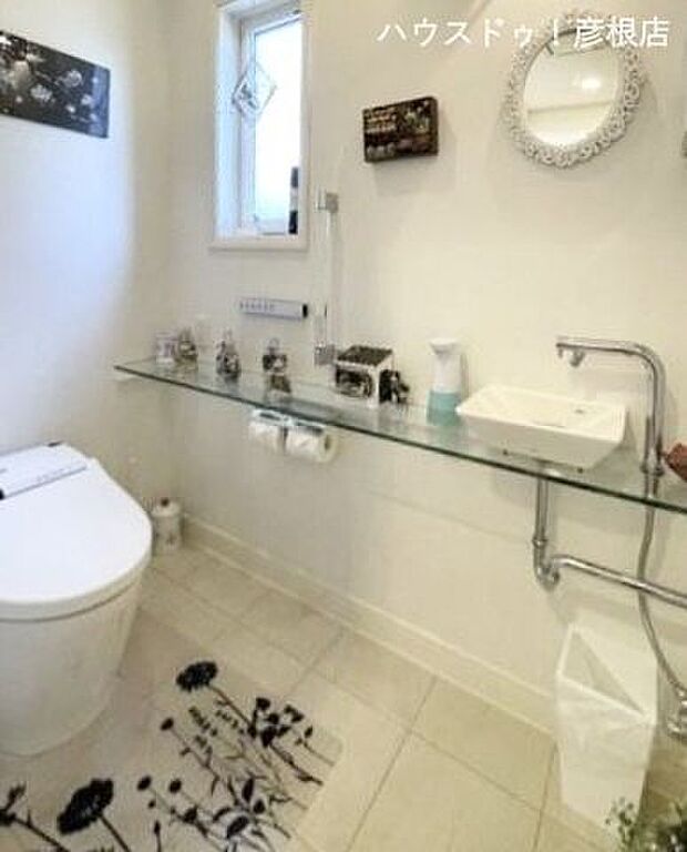 ■トイレガラスのカウンターがお洒落なトイレです！白を基調とした清潔感のあるトイレは、窓があり換気もバッチリですね♪