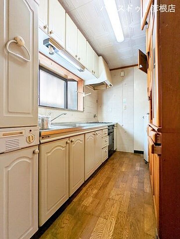 ■キッチン前面の窓から明るい光が入るので、お料理しやすいですね♪たくさんの収納スペースがあり、お料理グッズや食器をスッキリしまっておけます♪