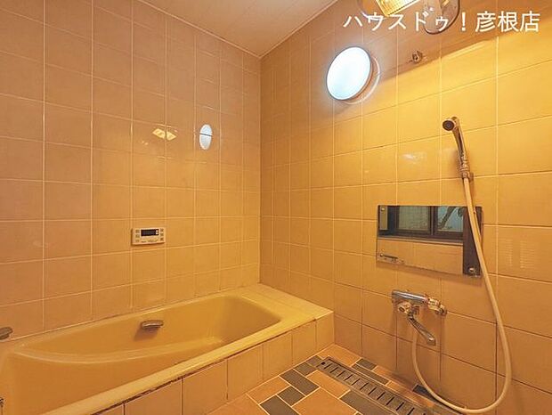 ■浴室お子様と一緒にバスタイムを楽しめる広々浴室！温かみのある色調で1日の疲れを癒せますね♪