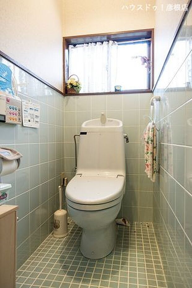 ■トイレ水色のタイルのが特徴的なトイレです♪床もタイルなので掃除がしやすい！窓があるので換気もバッチリ♪