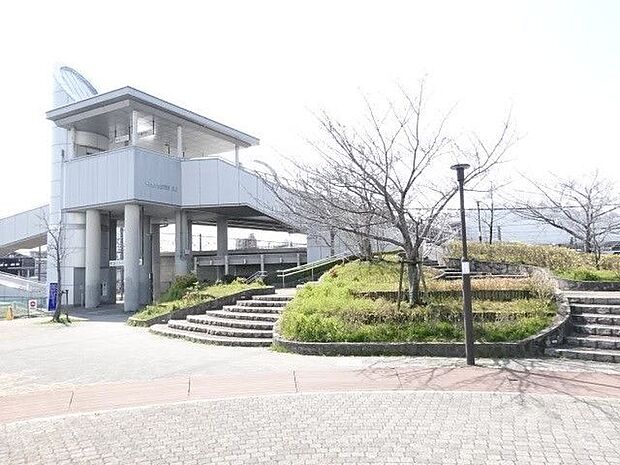 「JR稲沢駅」名古屋駅まで12分。停車する列車は、名古屋駅方面と岐阜駅方面を結ぶ普通列車と一部の快速列車。普通列車はおおむね1時間あたり上下4本ずつ停車する。 1440m
