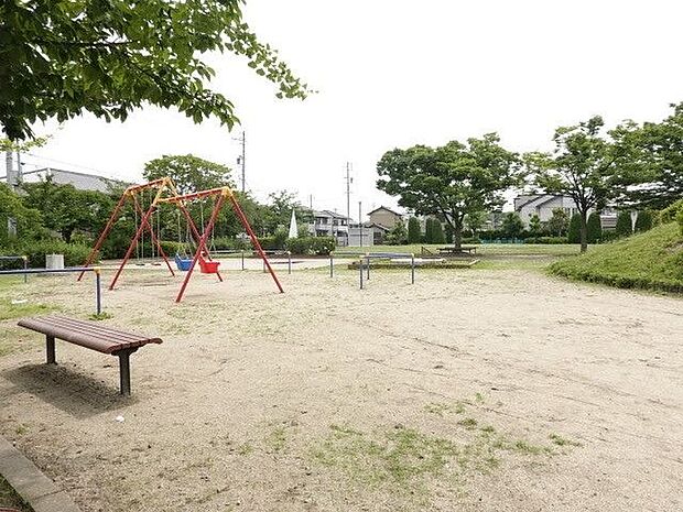 「木田郷西公園」　公園内には遊具はもちろんウオーキング用に舗装された道もあり、小さなお子様からご年配の方にまで愛される地域の公園です。 1100m