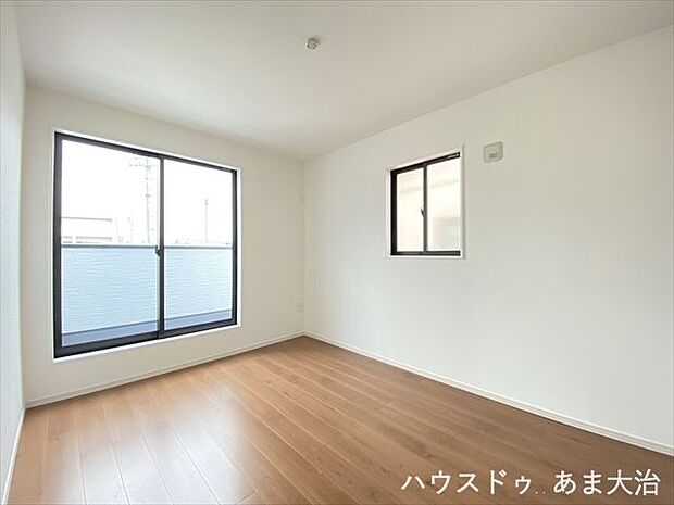 洋室6帖:北に位置するお部屋ですが掃き出し窓があるため安定した明るさを保てます。一日中明るいお部屋で、お子様部屋にも書斎としてもおすすめです。