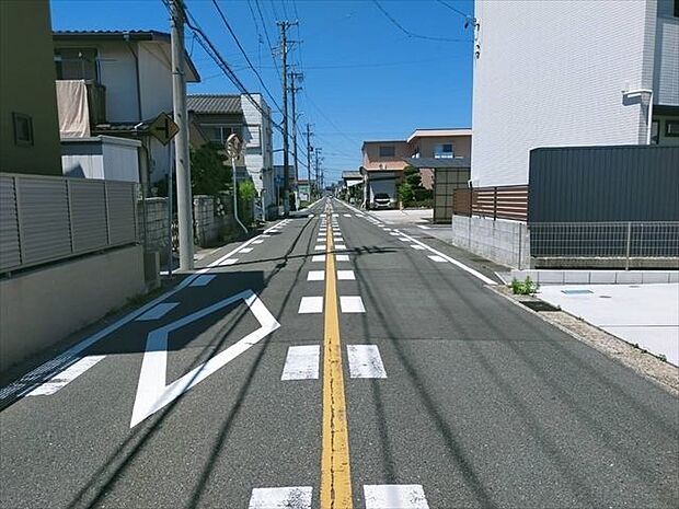 幅員約6mの前面道路です。道路幅にゆとりがあるので、車種を選びません。大きめの車を乗りたい方にもオススメです。