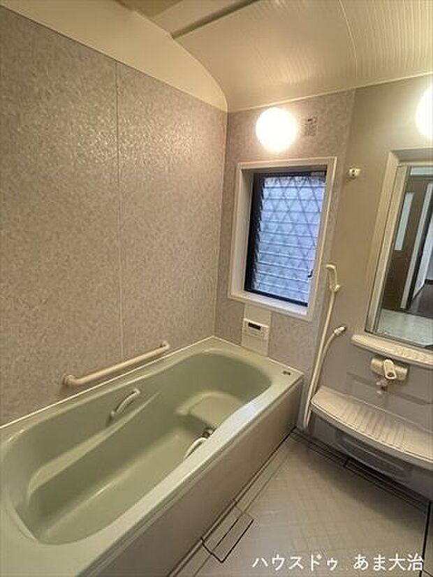 明るい色味の浴室。窓があることで視覚的に広くなり、爽やかな光に包まれます。