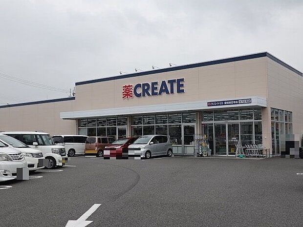 クリエイトSD愛知甚目寺店　営業時間/9時〜22時　品数豊富で薬、日用品、文房具、雑貨、食料品などなんでも揃って便利です。遅い時間まで営業しているので、お仕事帰りに立ち寄る事もできます。 1100m