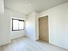 洋室：二部屋ある洋室はそれぞれ収納完備。書斎や勉強部屋に集中できる広さです。