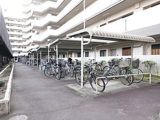 雨ざらしの心配のない駐輪場です、日々使用する自転車も永く大切にお使いいただけそうですね。