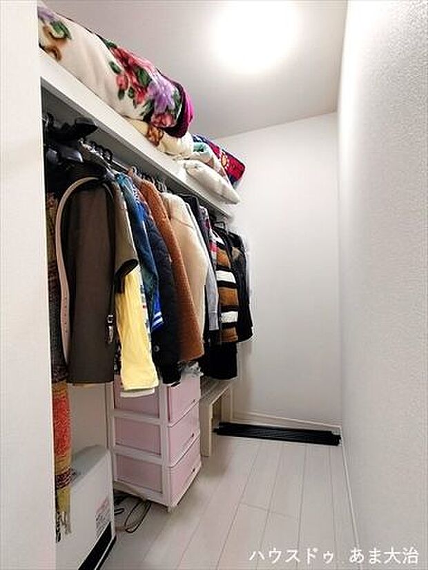 6.1帖洋室:2階居室には全てウォークインクローゼットがあります。たくさんのお洋服や趣味の小物などの収納にもスッキリ片付けることができます。