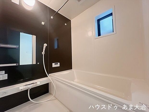 ベンチタイプの浴槽はお子様と向かい合って入浴することができます。手元スイッチのあるシャワーなので操作も楽々です。