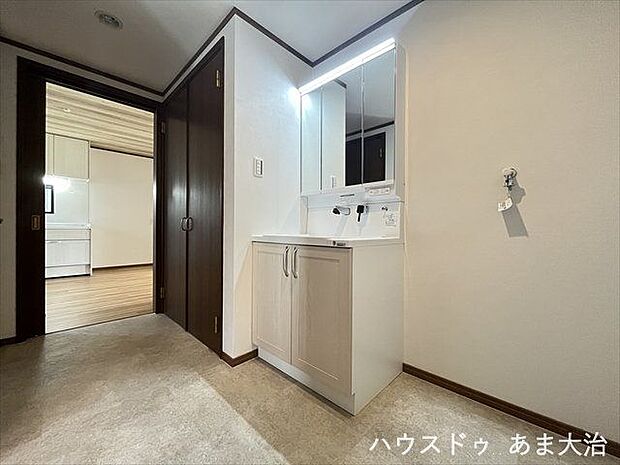 キッチンから出入りが可能な洗面所です。洗濯機を配置しても広々とした空間です。