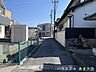 外観：前面道路です。普通車が1台通れる幅となります。大型車の通行が少ないので、振動や騒音が抑えられます。